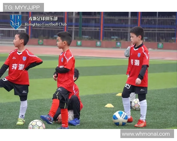 足球明星与子女的亲子时光揭秘:他们如何传承足球梦想与家庭温情 足球明星与子女的亲子时光揭秘:他们如何传承足球梦想与家庭温情